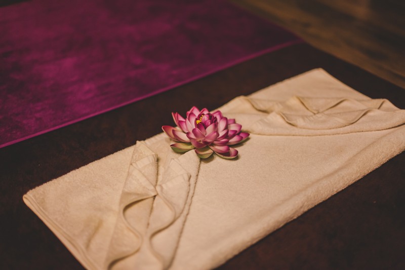 Тайский массаж горячими травяными мешочками